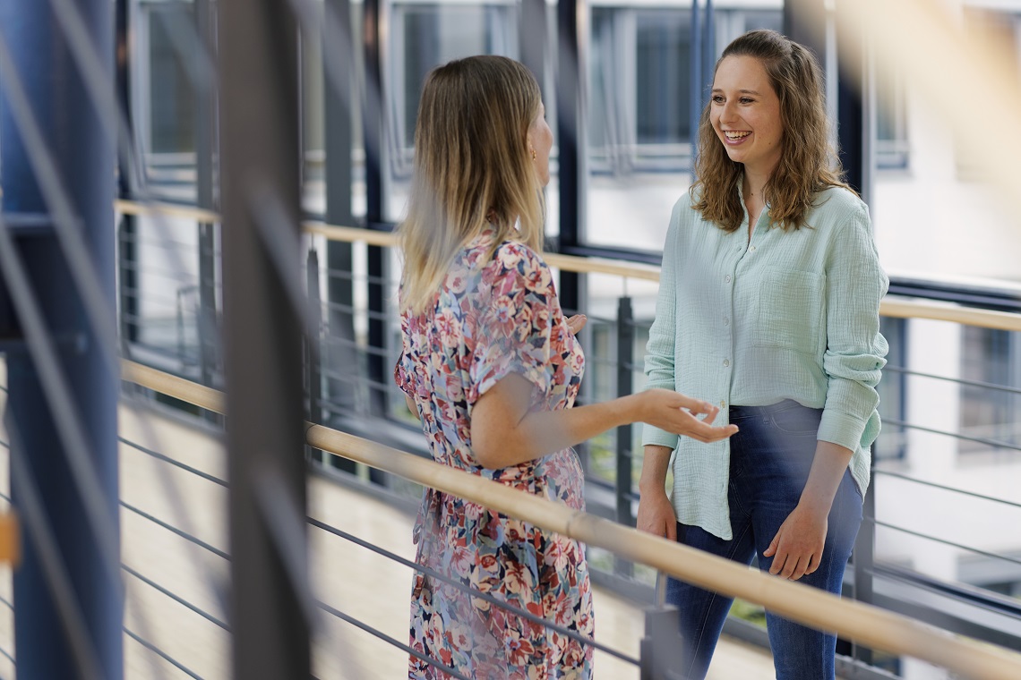 Kolleg*innen im Gespräch