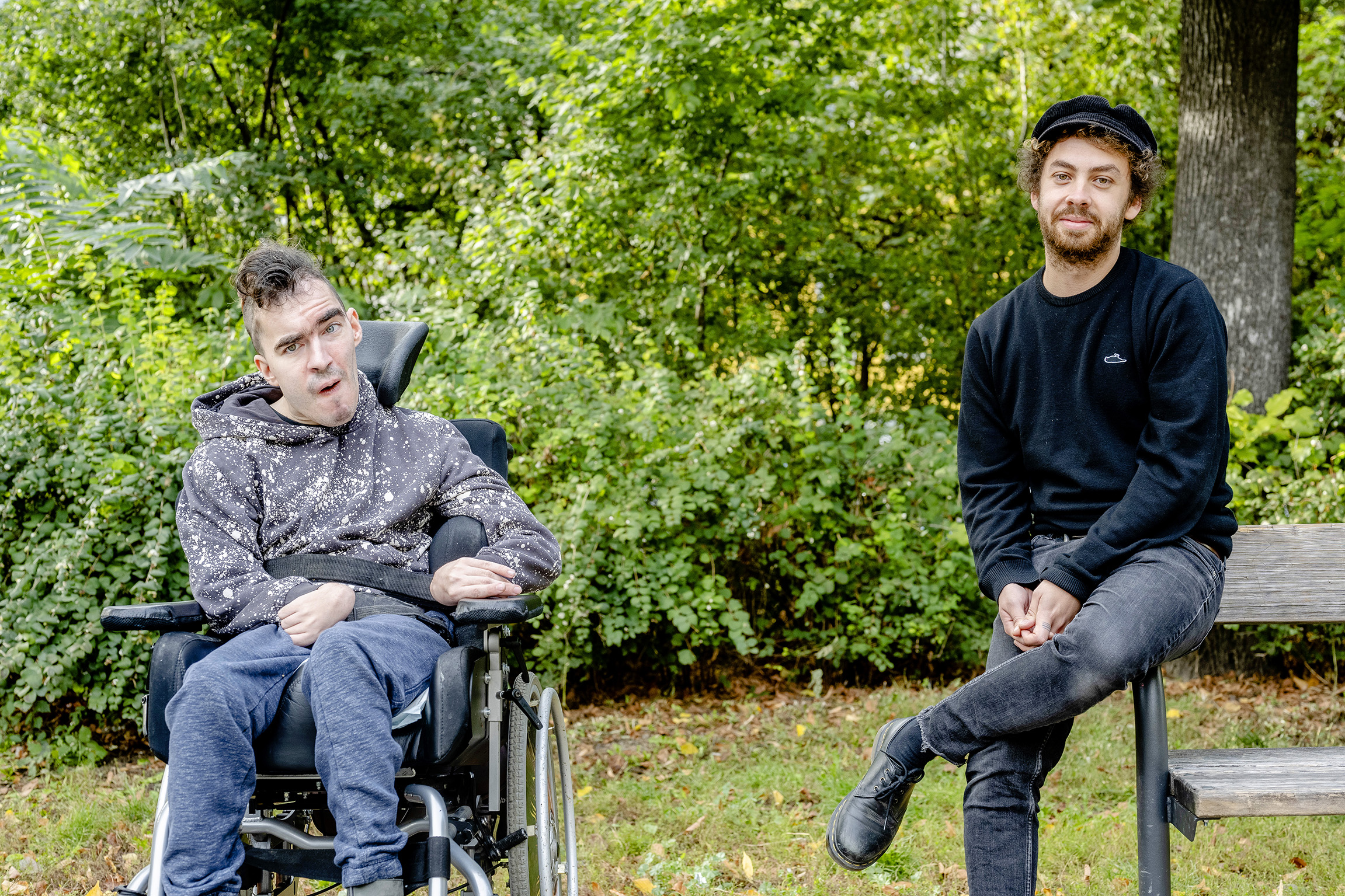 Foto von Bewohner im Rollstuhl und Betreuer, Foto: Kollektiv Fischka/fischka.com