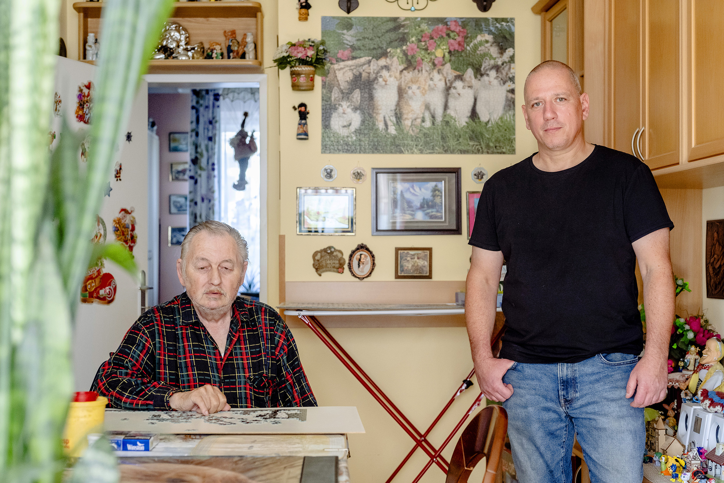 Bewohner in seiner eigenen Wohnung mit Betreuer, Foto: Kollektiv Fischka/fischka.com