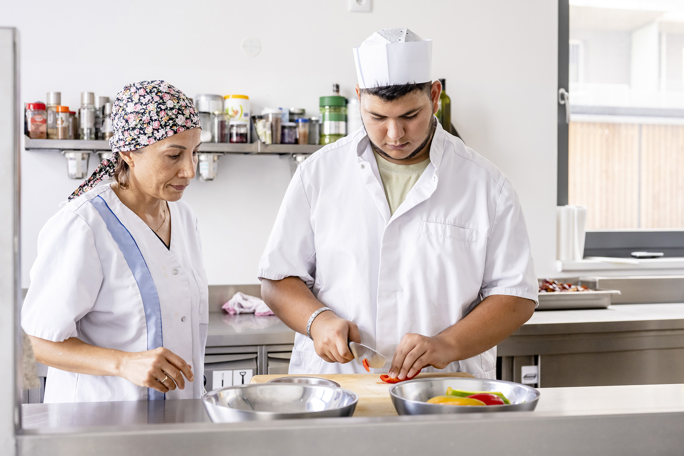 Küchengruppe in einer Tagesstruktur, Foto: Kollektiv Fischka/fischka.com