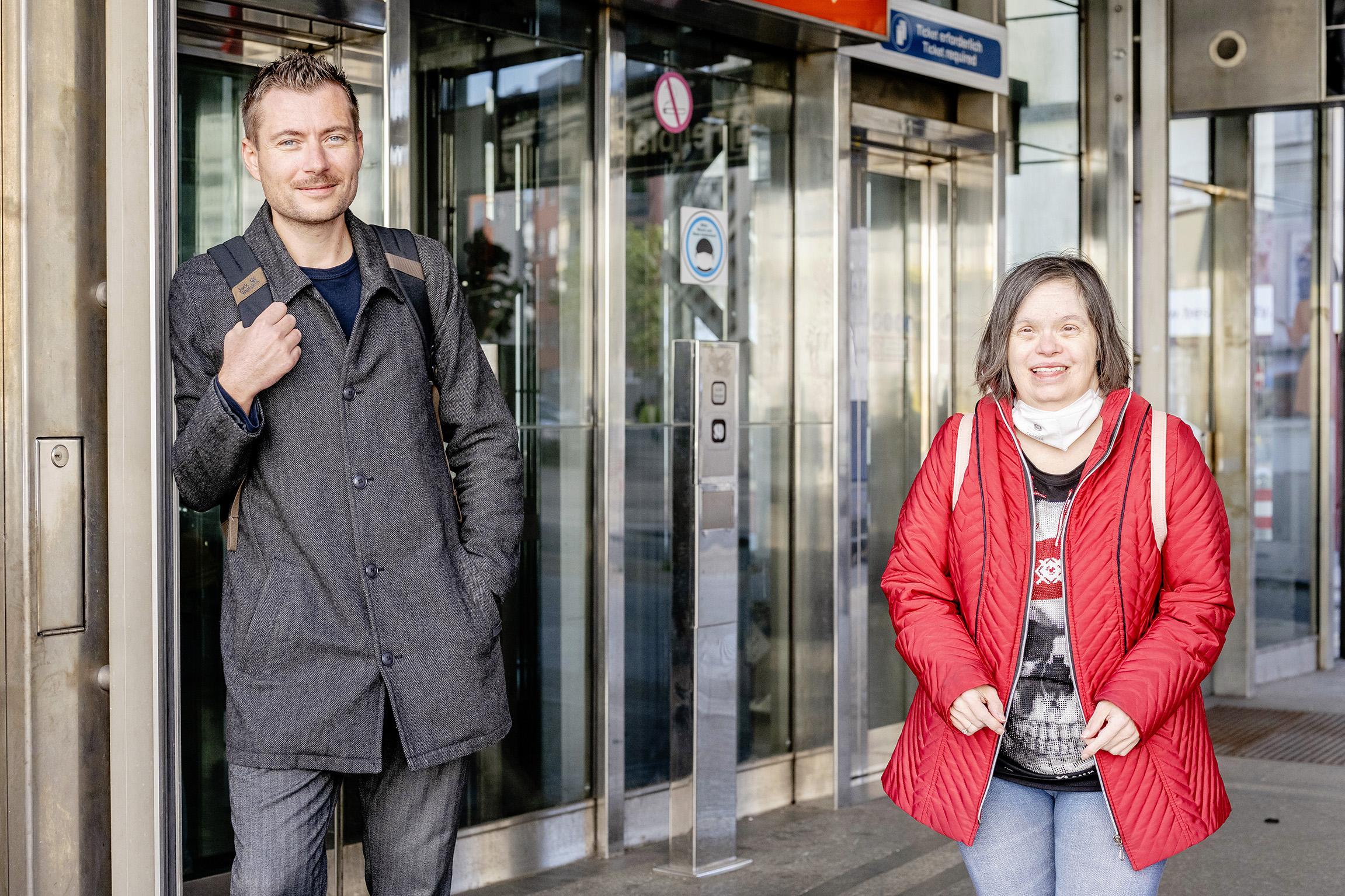 Begleitung einer Dame im öffentlichen Verkehr, Foto: Kollektiv Fischka/fischka.com