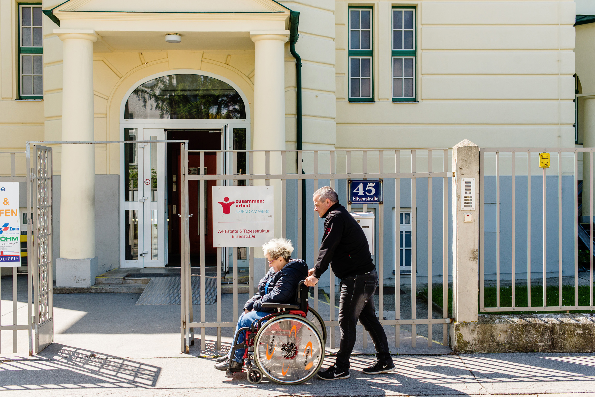 Fahrer schiebt eine Person im Rollstuhl, Foto: Kollektiv Fischka/fischka.com