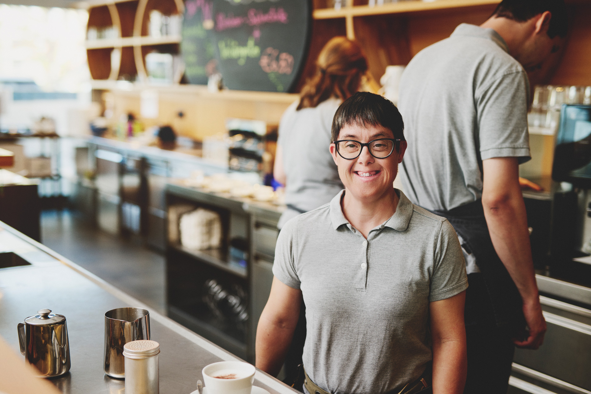 Kellnerin im Café Famoos