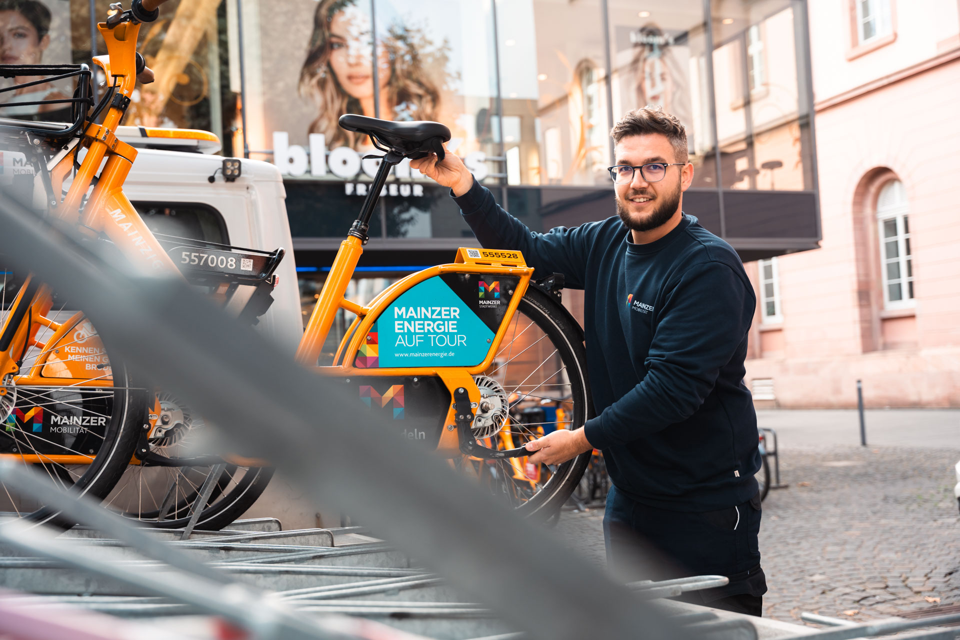 Fahrrad wird auf Fahrradmobil aufgeladen