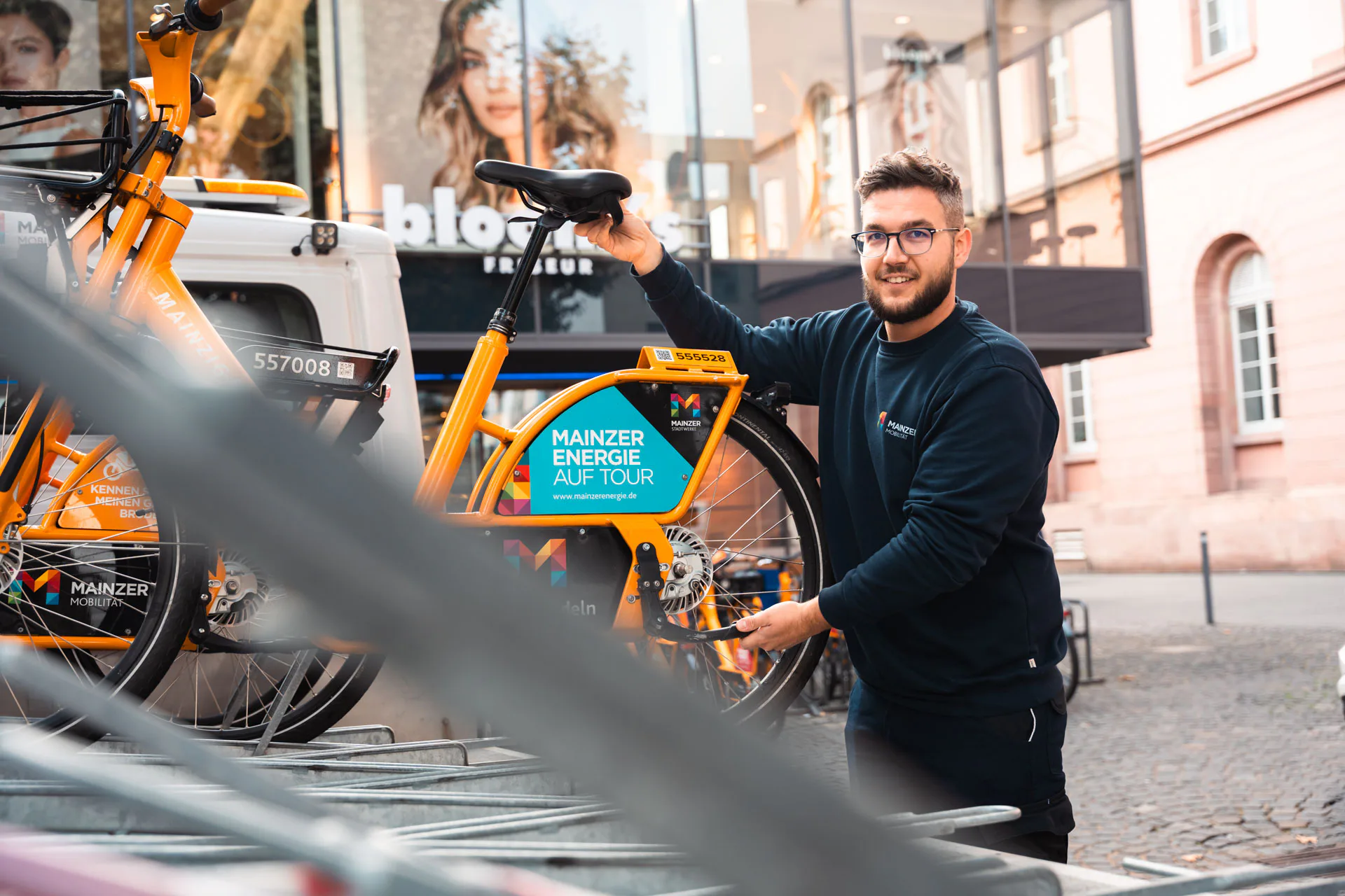 Fahrrad wird auf Fahrradmobil aufgeladen Fahrrad wird auf Fahrradmobil aufgeladen