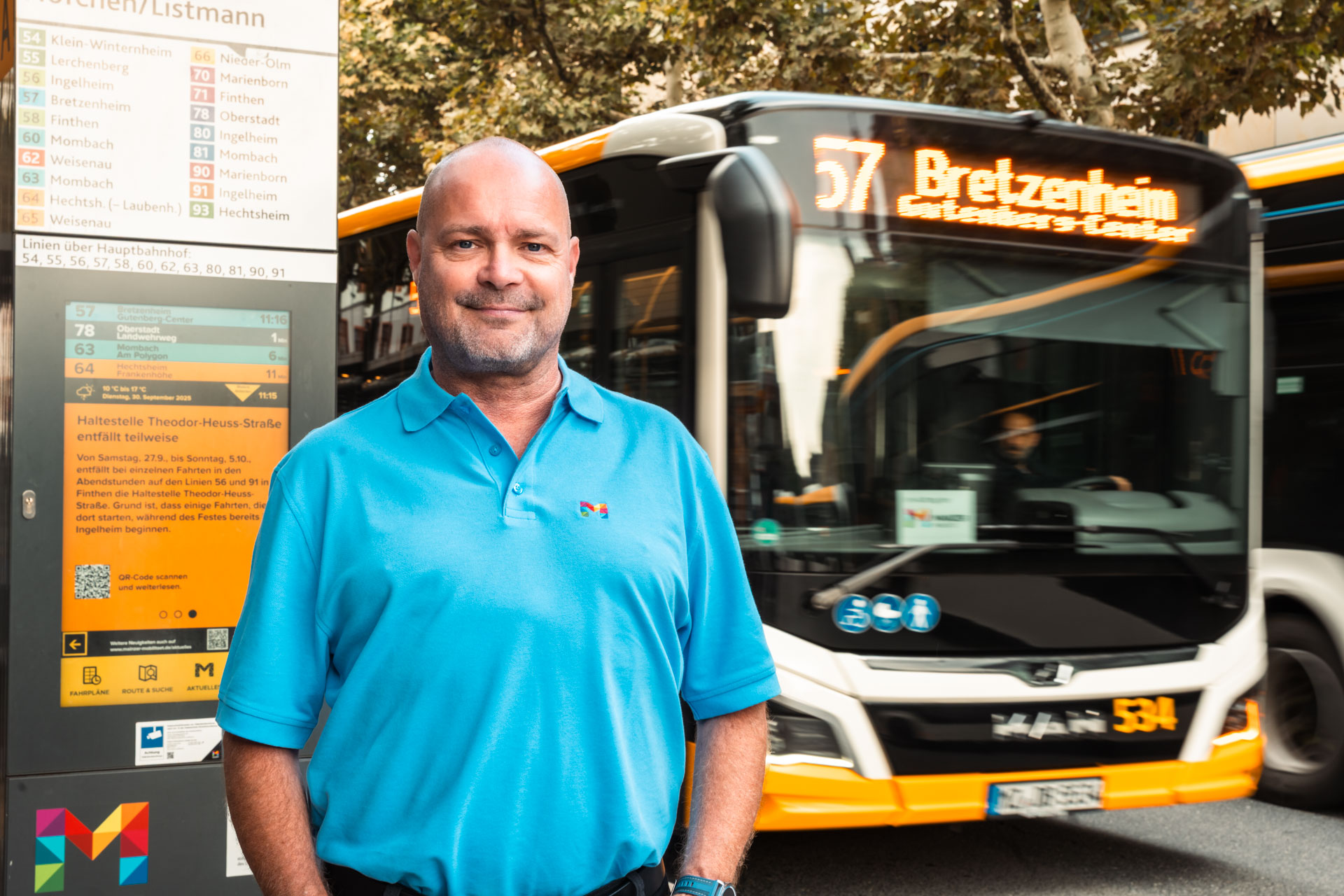 Busfahrer stehend vor dem Bus
