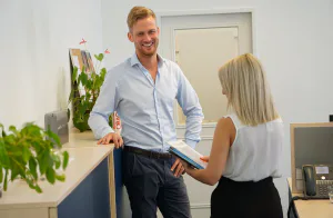 Unsere Mitarbeiterinnen und Mitarbeiter im Immobilienmanagement und in der Immobilienvermittlung kümmern sich um die Anliegen unserer Kundinnen und Kunden. Unsere Mitarbeiterinnen und Mitarbeiter im Immobilienmanagement und in der Immobilienvermittlung kümmern sich um die Anliegen unserer Kundinnen und Kunden.