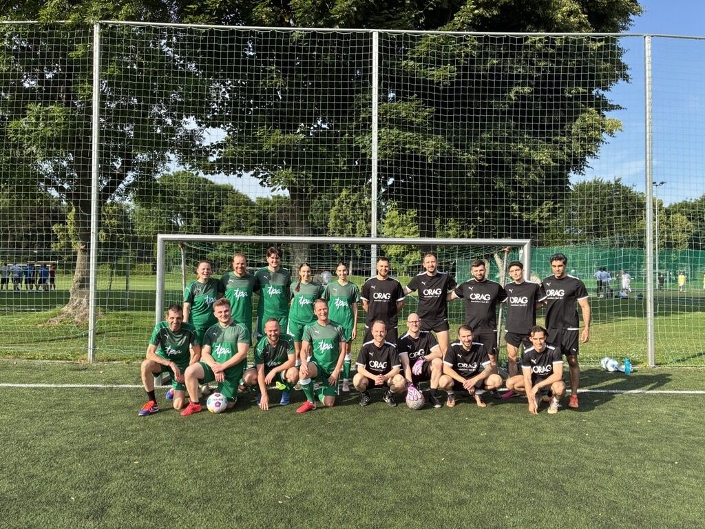Auf geht's - noch ein Tor! Mit unserer eigenen ÖRAG Fußballmannschaft nehmen wir an Tournieren teil