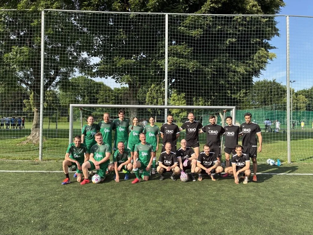 Auf geht's - noch ein Tor! Mit unserer eigenen ÖRAG Fußballmannschaft nehmen wir an Tournieren teil Auf geht's - noch ein Tor! Mit unserer eigenen ÖRAG Fußballmannschaft nehmen wir an Tournieren teil
