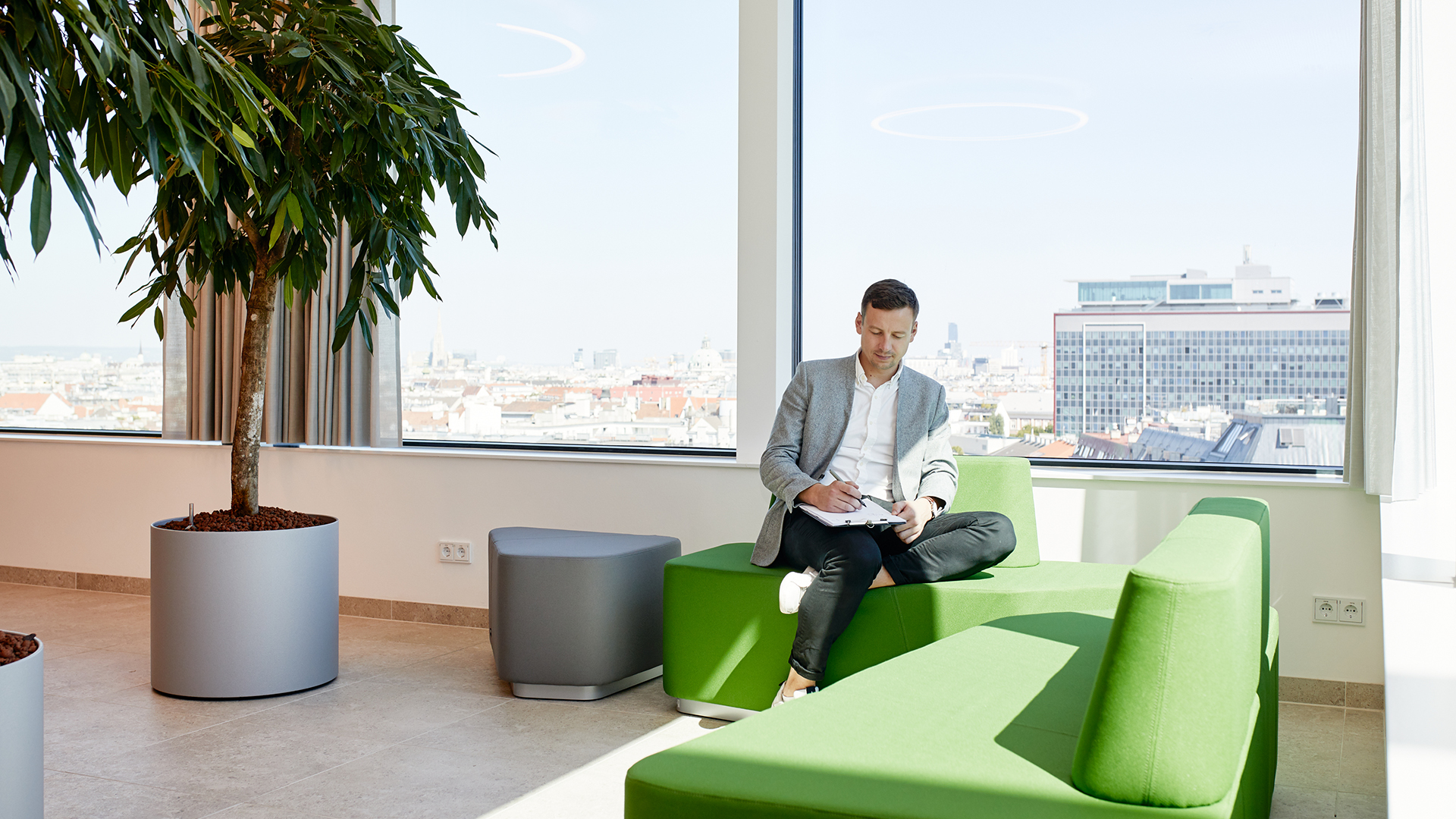 Unsere Räumlichkeiten sind hell und modern eingerichtet - die Lounge im 8.Stock bietet einen herrlichen Ausblick