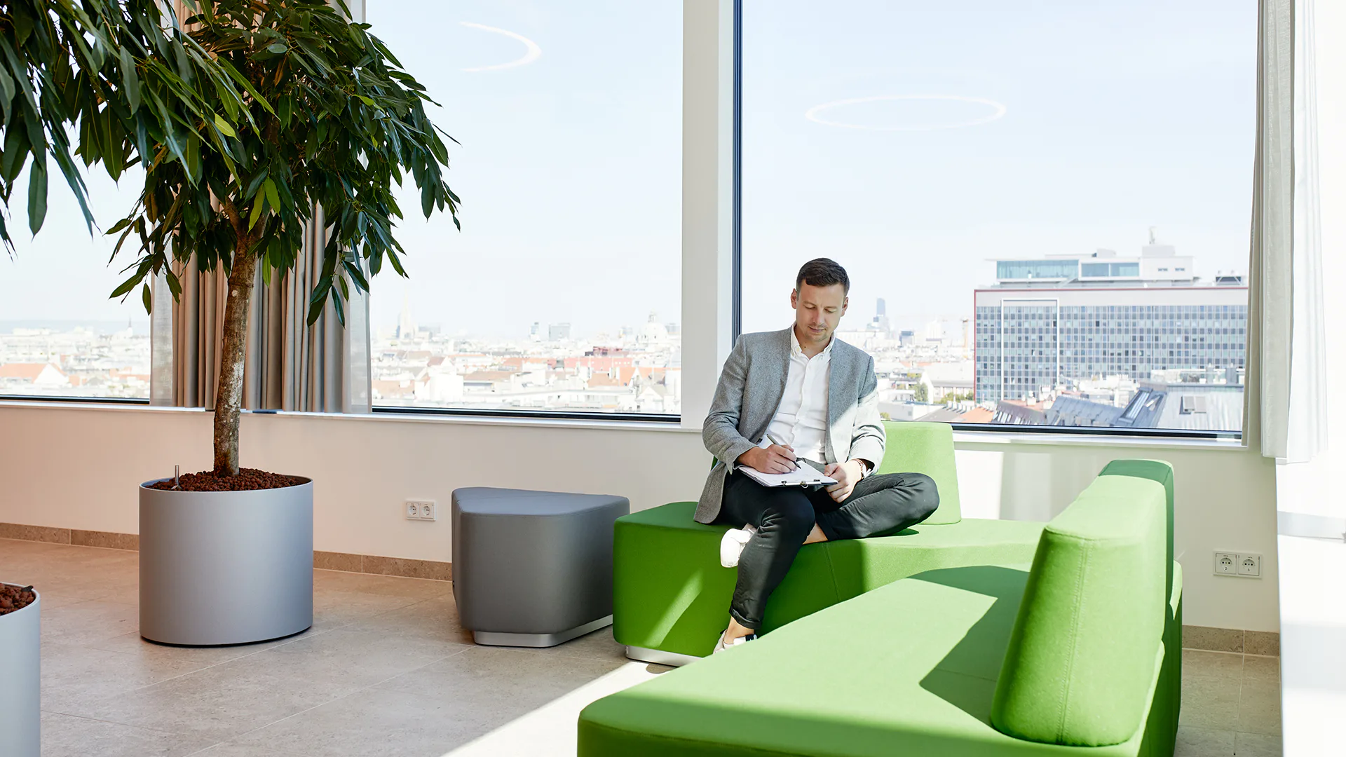 Unsere Räumlichkeiten sind hell und modern eingerichtet - die Lounge im 8.Stock bietet einen herrlichen Ausblick Unsere Räumlichkeiten sind hell und modern eingerichtet - die Lounge im 8.Stock bietet einen herrlichen Ausblick