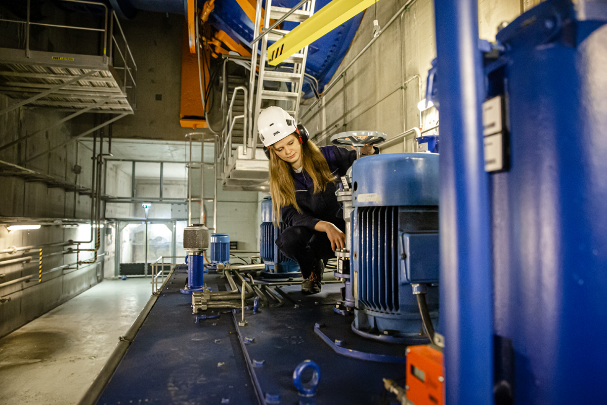 VERBUND-Mitarbeiter:in am Weg zur Besprechung