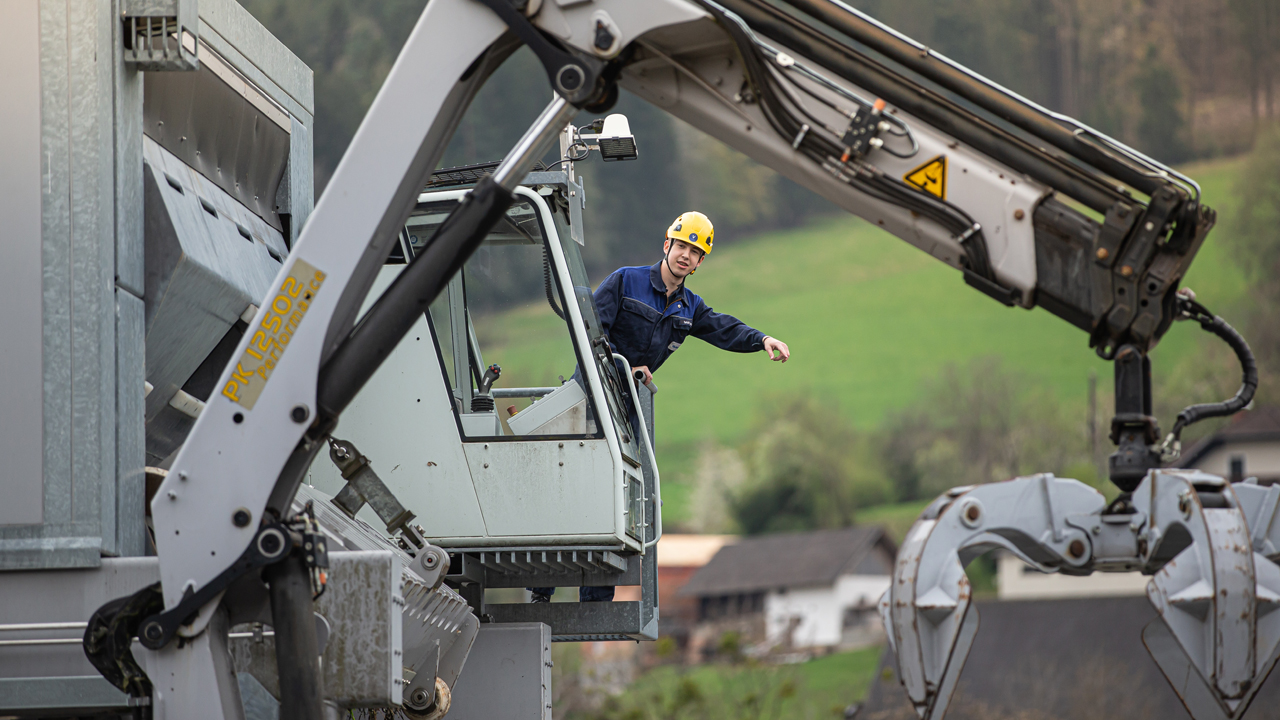 VERBUND-Lehrling auf Portalkran beim Kraftwerk