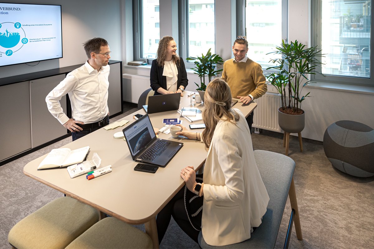 VERBUND-Lehrling bei der Turbine im Kraftwerk