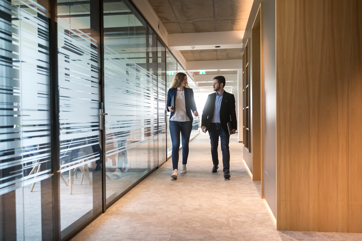 VERBUND-Mitarbeiter:innen bei einer Besprechung