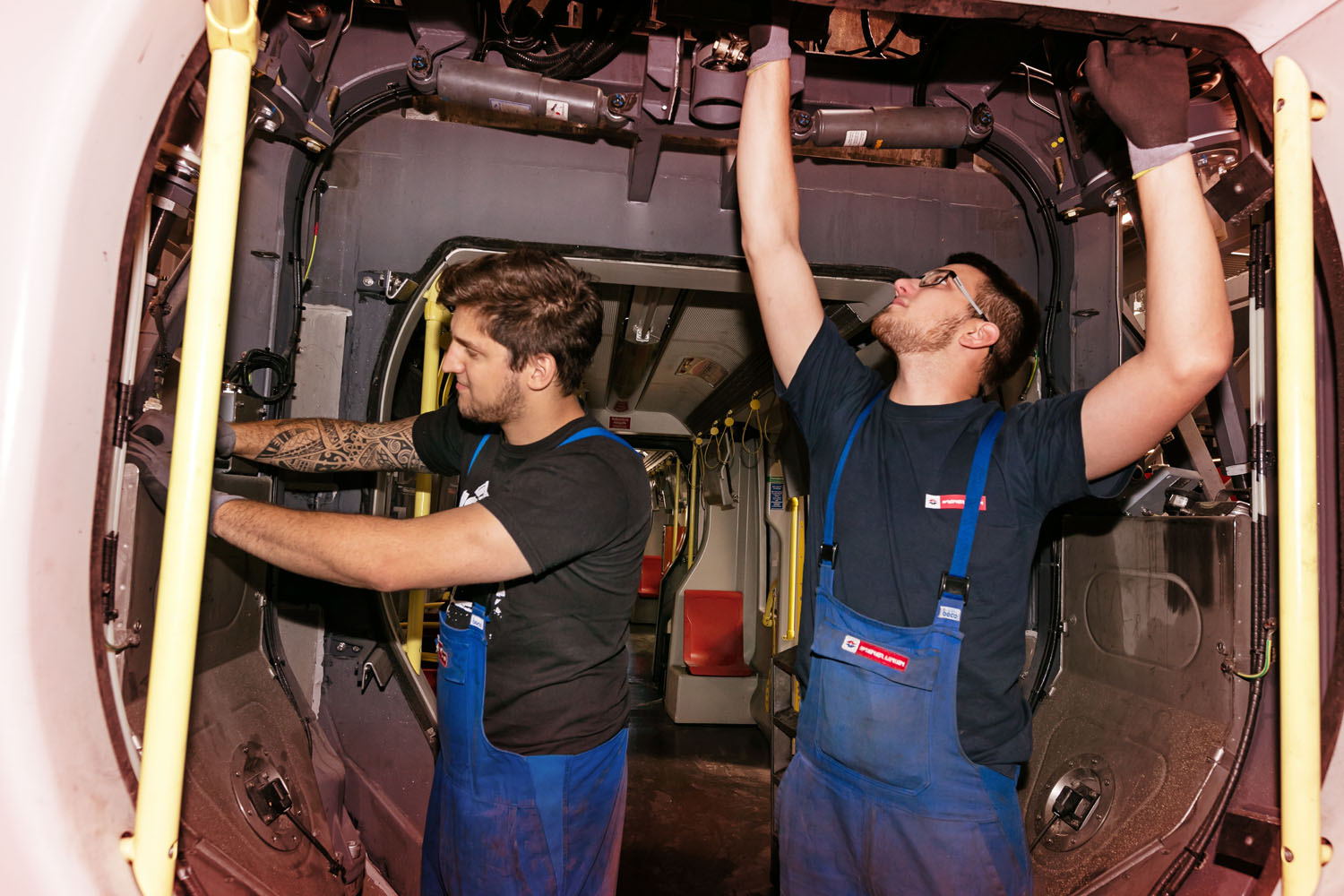 Unsere Kolleg*innen in den Werkstätten halten alle Fahrzeuge fit.